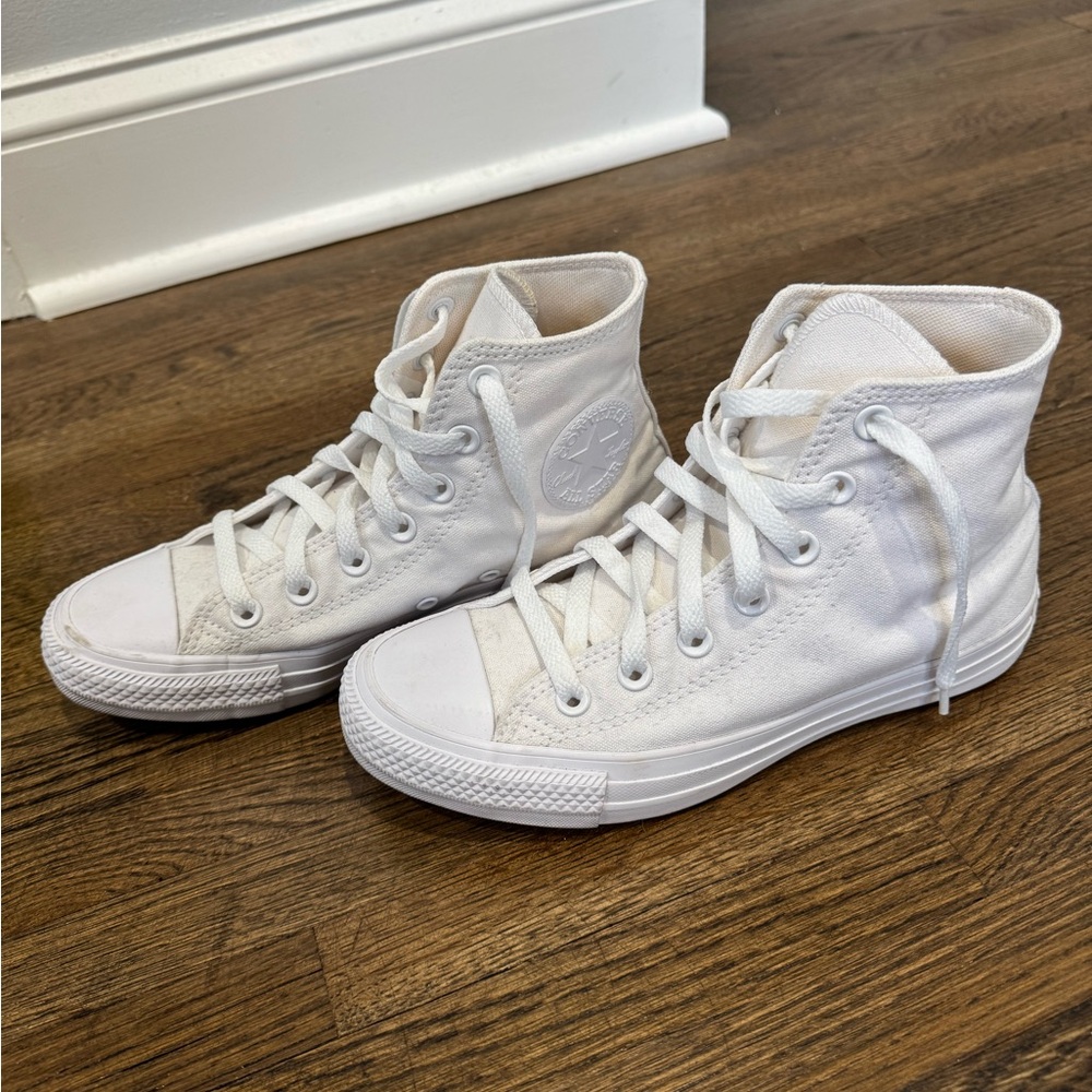 White High Top Converse Women’s size 7